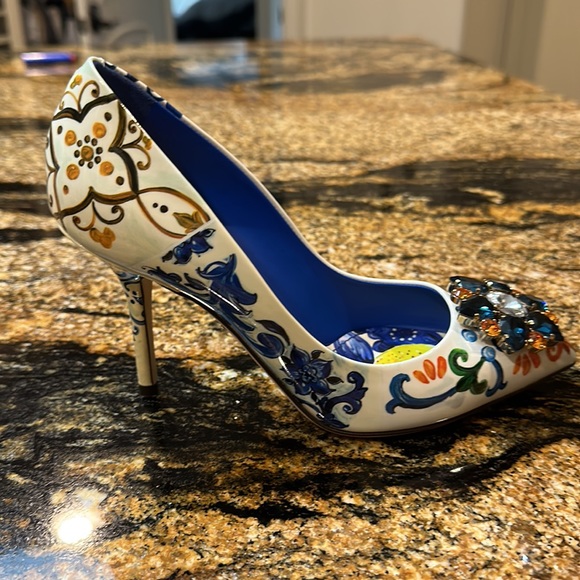 Never worn patent leather painted Majorca dolce and gabbana pumps. Size 36(6) - Picture 2 of 7